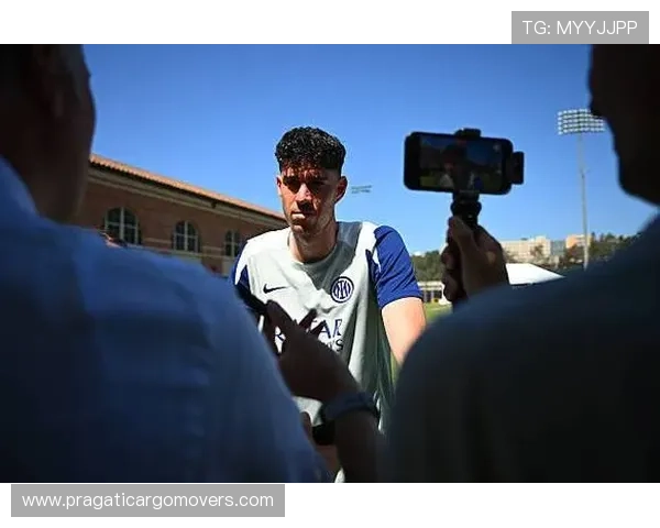 直面争议巴斯托尼出席欧冠发布会